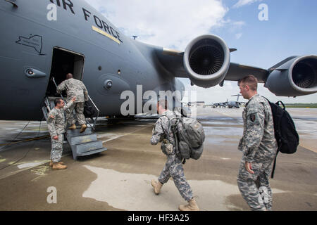 Soldati con la sede e Sede Società, cinquantesimo della brigata di fanteria combattere la squadra, New Jersey Esercito Nazionale Guardia, carico su una C-17 Globemaster III dal New York Air National Guard's 105Airlift Wing durante un esercizio di distribuzione in corrispondenza del giunto di baseGuire-Dix Mc-Lakehurst, N.J., 11 maggio 2015. L'esercizio, parte dell'unità di addestramento annuale, è stato quello di testare la capacità di trasporto del cinquantesimo IBCT. (U.S. Air National Guard foto di Master Sgt. Riferimento C. Olsen/RILASCIATO) NJNG i veicoli di carico e i soldati a C-17 150511-Z-AL A508-095 Foto Stock