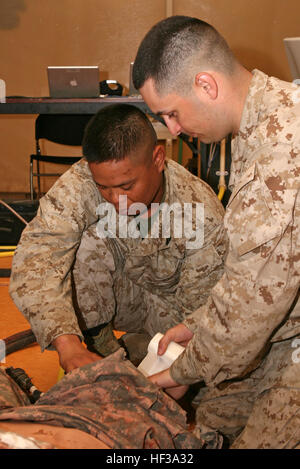 Cpl. Francesco L. Lagoc, sinistra, nativo di Kaumakani, Hawaii e Cpl. Andrew D. Oden, da San Jose, California, entrambi impiegati amministrativi con il ventiduesimo Marine Expeditionary Unit applicare un laccio emostatico a una realistica la formazione medica manichino durante un combattimento Life-Saver valutazione alla simulazione medica Centro di formazione a bordo di Camp Buehring, Kuwait, 25 agosto. La ventiduesima MEU sta conducendo il supporto della formazione in Kuwait mentre serve come il teatro forza di riserva per gli Stati Uniti Il comando centrale. Marines imparare, pratica combattere lifesaving techinques DVIDS199402 Foto Stock