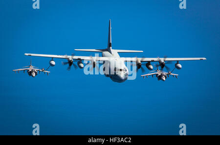 Due marina spagnola Harriers volare dietro un U.S. Marine KC-130J da dedicate Air-Ground Marine Task Force Response-Africa crisi durante un'antenna-esercizio di rifornimento al largo della costa della Spagna il 15 maggio 2015. L'antenna-capacità di rifornimento del KC-130J estendono notevolmente la gamma e tempi di volo del velivolo della NATO. (U.S. Marine Corps foto di Sgt. Paul Peterson/RILASCIATO) Marines americani il carburante il partenariato con le forze spagnole di migliaia di metri di distanza in aria 150515-M-ZB219-411 Foto Stock