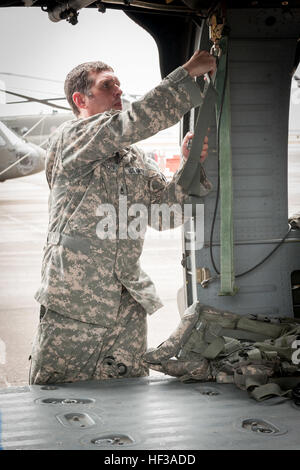 Sgt. Michael Hamilton, UH-60 Blackhawk volo medic, Louisiana esercito nazionale Guard (Lang), prepara il suo aereo. La Lang è stato chiamato ad assistere il Texas Guardia Nazionale e Texas Task Force 1 membri per eventuale acqua swift salvataggi per allagamento previsto nella zona di Houston, 15-18 maggio, 2015. Guardie lavorare fianco a fianco con gli enti locali e lo stato partner per aiutare Texans nel bisogno durante situazioni di emergenza. (U.S. Esercito nazionale Guard foto di Sgt. 1. Classe Malcolm McClendon) Houston inondazioni 150517-Z-FG822-001 Foto Stock