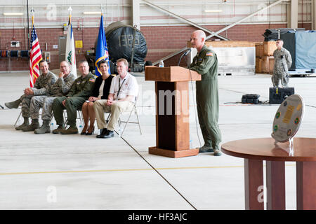 Col. Shaun Perkowski, 167° Airlift Wing Commander, dà il suo commento nel corso di una cerimonia che segna la fine di un 52-anni di partnership tra il 167° Airlift Wing e Lockheed Martin a Martinsburg, W.Va., unità, 19 maggio. Seduto a sinistra sono Chief Master Sgt. Ron Glazer, 167° Airlift Wing command chief, Col. Keith Snyder, 167° Gruppo Manutenzione commander, Lt. Col. Stuart Brown, 167° Gruppo Operations vice comandante, Kim Mazur, sinistra, direttore di programma per la Lockheed Martin e Chuck LaFavre, Lockheed Martin Martinsburg C-5 systems engineer. L'ala è nella conversione da C-5 Galaxy aeromobile Foto Stock