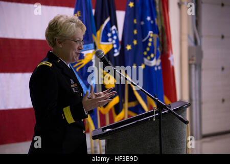 Brig. Gen. (Alaska) Laurie Hummel parla durante l'Alaska National Guard per la modifica del comando cerimonia tenutasi presso l'Alaska National Guard armory su base comune Elmendorf-Richardson maggio 26. Gov. Bill Walker ha presieduto la cerimonia in cui Hummel sostituito comandante uscente pensionati Brig. Gen. Leon "Mike" ponti, che ha servito come agente aiutante generale attraverso il febbraio 2015. Alaska Guardia Nazionale riceve nuovo comandante generale 150526-Z-QK839-110 Foto Stock