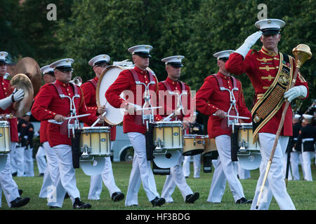 Stati Uniti Marines con gli Stati Uniti Marine Corps tamburo e Bugle Corp, eseguire durante il tramonto parade presso il Marine Corps War Memorial, Arlington, Virginia, 26 maggio 2015. Dal settembre 1956, marciando e gruppi musicali dalla caserma marini di Washington D.C., sono state pagando tributo a chi 'raro valor era un comune virtù' presentando tramonto cortei nell'ombra del 32-piede alta figure degli Stati Uniti Marine Corps War Memorial. (U.S. Marine Corps photo by Lance Cpl. Alex A. Quiles/RILASCIATO) Tramonto Parade 150526-M-AB513-251 Foto Stock