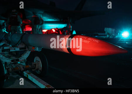 Marines artiglieria di carico su una F-35B Lightning II durante i test operativi 1 a bordo della USS Wasp in mare, 27 maggio. Marines e marinai hanno lavorato insieme dal 18 maggio per valutare l'integrazione del F-35B Lightning II, che è attualmente in via di sostituire l'F/A-18 Hornet, EA-6B Prowler, e AV-8B Harrier. Entro la fine del periodo di prova il 29 maggio u.s. I piloti marittimi aveva volato 110 F-35B sortite da USS Wasp, scaffalatura fino oltre 85 ore di volo. (U.S. Marine Corps Foto di Cpl. Anne K. Henry/RILASCIATO) Marines condotta notte ordnance carico sul F-35B in mare 150521-M-GX379-100 Foto Stock