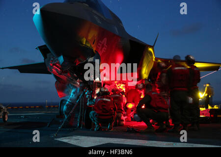 Marines artiglieria di carico su una F-35B Lightning II durante i test operativi 1 a bordo della USS Wasp in mare, 27 maggio. Marines e marinai hanno lavorato insieme dal 18 maggio per valutare l'integrazione del F-35B Lightning II, che è attualmente in via di sostituire l'F/A-18 Hornet, EA-6B Prowler, e AV-8B Harrier. Entro la fine del periodo di prova il 29 maggio u.s. I piloti marittimi aveva volato 110 F-35B sortite da USS Wasp, scaffalatura fino oltre 85 ore di volo. (U.S. Marine Corps Foto di Cpl. Anne K. Henry/RILASCIATO) Marines condotta notte ordnance carico sul F-35B in mare 150521-M-GX379-104 Foto Stock