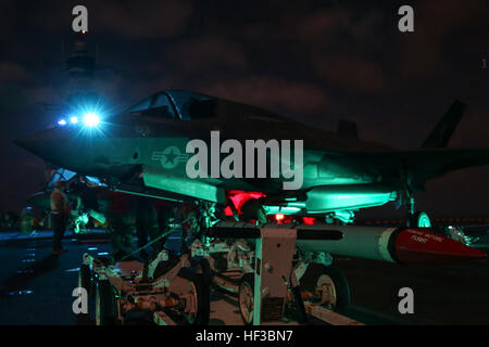 Marines artiglieria di carico su una F-35B Lightning II durante i test operativi 1 a bordo della USS Wasp in mare, 27 maggio. Marines e marinai hanno lavorato insieme dal 18 maggio per valutare l'integrazione del F-35B Lightning II, che è attualmente in via di sostituire l'F/A-18 Hornet, EA-6B Prowler, e AV-8B Harrier. La F-35B iniziale del carico di munizioni includerà la bomba guidato unità 12, guidato unità bomba 32, e AIM-120. (U.S. Marine Corps Foto di Cpl. Anne K. Henry/RILASCIATO) Marines condotta notte ordnance carico sul F-35B in mare 150521-M-GX379-113 Foto Stock