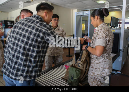 Stati Uniti Marine Cpl. Jun Cho, sinistra, un campo wireman, tenta di tenere il farmaco nascosto dalla lancia Cpl. Karina Lopez Campos, un'acqua del supporto tecnico, durante l'evacuazione del centro di controllo il supporto della formazione a bordo Naval Air Station Sigonella, Italia, Maggio 27, 2015. Entrambi i Marines sono assegnati alle Marine dedicate Air-Ground Task Force Response-Africa crisi. Più di trenta Marines hanno partecipato alla formazione, che ha contribuito ad aggiornare la loro evacuazione del centro di controllo delle competenze. (U.S. Marine Corps foto di Cpl. Lucas Hopkins/RILASCIATO) Marines americani provano di non belligeranza le operazioni di evacuazione 150527-M-TR086-07 Foto Stock