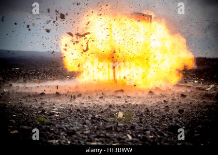 Un ovale detona carica al Viper di lava a bordo Pohakuloa Area Formazione, Hi., 28 maggio 2015. Gli ingegneri di combattimento e Assaultmen costruire tariffe diverse in ordine alla violazione attraverso porte. (U.S. Marine Corps foto di Cpl. Ricky S. Gomez/RILASCIATO) Lava 150528 Viper-M-ZQ619-277 Foto Stock