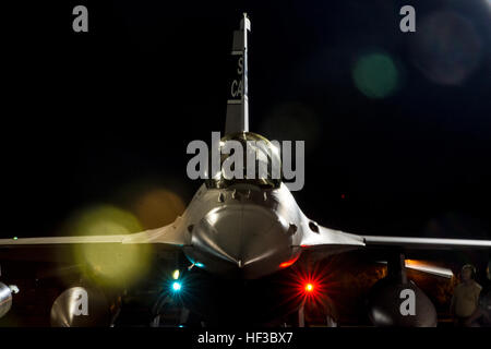 Un Sud Air National Guard F-16 si siede sulla rampa prima in un night-time partenza per Łask Air Base, Polonia, 28 maggio 2015. La 169Fighter Wing a McEntire comune di Guardia Nazionale Base, S.C., distribuito F-16 Blocco 52 Falchi di combattimento a sostegno del funzionamento Atlantic risolvere missione di addestramento, chiamato un distacco di aviazione, associazione Swamp Fox F-16 i piloti e gli equipaggi di manutenzione con la loro lucidatura Air Force omologhi di Łask Air Base. Questa formazione bilaterali, detenute da noi le forze di Air Europa e Forze Aeree in Africa, ha avuto luogo dal 2012. Attraverso il rafforzamento di relazioni e di impegni con i nostri allie Foto Stock