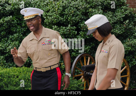 Stati Uniti Marine Corps tenente gen. Ronald L. Bailey, il vice comandante per piani, politiche e le operazioni per la Marine Corps, racconta una storia circa il Mag. Lisa Lawrence di carattere e di esperienza durante la sua cerimonia di promozione a Marino nelle caserme di Washington D.C., Giugno 6, 2015. Lawrence, nativo di Houston ha servito in Marine Corps per 11 anni come un public affairs officer, completando il tour di combattimento in Iraq e in Afghanistan. Ella attualmente serve come un funzionario responsabile della selezione per il reclutamento di Station Baltimora, dove ella è affidato il compito di reclutamento di personale altamente qualificato di uomini e donne che desiderano Foto Stock