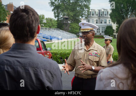 Stati Uniti Marine Corps tenente gen. Ronald L. Bailey, il vice comandante per piani, politiche e le operazioni per la Marine Corps, complimenti magg. Lisa Lawrence di carattere e di esperienza durante la sua cerimonia di promozione a Marino nelle caserme di Washington D.C., Giugno 6, 2015. Lawrence, nativo di Houston ha servito in Marine Corps per 11 anni come un public affairs officer, completando il tour di combattimento in Iraq e in Afghanistan. Ella attualmente serve come un funzionario responsabile della selezione per il reclutamento di Station Baltimora, dove ella è affidato il compito di reclutamento di personale altamente qualificato di uomini e donne che desiderano beco Foto Stock