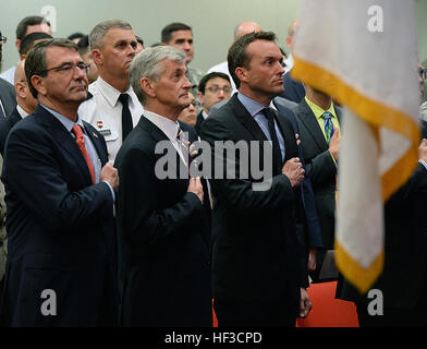 Il Segretario della Difesa Ash Carter (sinistra), segretario dell'esercito John McHugh (centro) e capo del personale del Dipartimento della Difesa Eric Fanning (destra) rendere lode presso l'Orgoglio LGBT mese cerimonia al Pentagono Auditorium il 9 giugno 2015. (DOD foto di Sgt. 1. Classe Clydell Kinchen) (rilasciato) SD, Sec Esercito e capo del personale del DOD rendere lode presso l'Orgoglio LGBT mese cerimonia 150609-D-LN567-006 Foto Stock