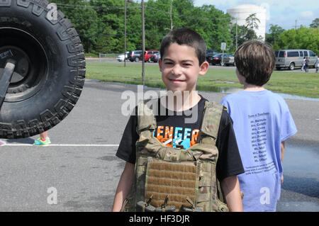 Un quinto grado di studente dal dottor Joyanne D. Miller Scuola, Egg Harbor Township, N.J., indossa un gilet tattico durante il XIX annuale Giornata il coraggio di graduazione il 19 giugno 2015. I membri dal New Jersey Air National Guard il 177th Fighter Wing è arrivato insieme al Porto di uovo township di polizia, i servizi medici di pronto soccorso, West Atlantic City Volunteer Fire Company, e Cardiff Volunteer Fire Company per celebrare il quinto grado studenti' il completamento del programma di osare. Ogni organizzazione dotata di un look nelle loro operazioni e hanno permesso agli studenti di interagire con le apparecchiature. (U.S. Air National Guard foto di intelligenza artificiale Foto Stock