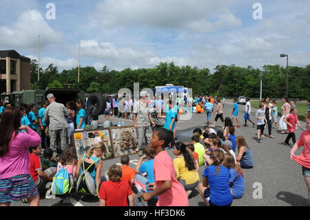 I membri dal New Jersey Air National Guard il 177th Fighter Wing è arrivato insieme al Porto di uovo township di polizia, i servizi medici di pronto soccorso, West Atlantic City Volunteer Fire Company e Cardiff Volunteer Fire Company per celebrare il XIX annuale giorno osare la laurea al dottor Joyanne D. Miller scuola su Giugno 19, 2015. (U.S. Air National Guard foto di Airman 1. Classe Ambra Powell/RILASCIATO) XIX annuale giorno osare la laurea al dottor Joyanne D. Miller Scuola 150619-Z-PJ006-053 Foto Stock