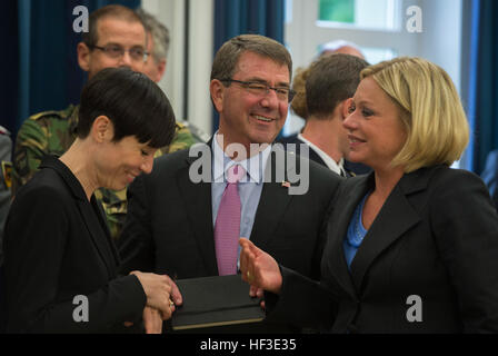 Il Segretario della Difesa Ash Carter parla olandese con il Ministro della Difesa di Jeanine Hennis-Plasschaert norvegese e il ministro della Difesa Ine Eriksen Søreide in 1 Paesi Bassi tedesco Corps in Muenster, Germania, come parte di un viaggio europeo 22 giugno 2015. Segretario Carter è in viaggio in Europa per tenere riunioni bilaterali e multilaterali con la difesa europea di ministri e di partecipare alla sua prima ministeriale NATO come Segretario della Difesa. (Foto di Master Sgt. Adrian Cadiz/RILASCIATO) Segretario della Difesa visite Germania 150622-D-DT527-756 Foto Stock