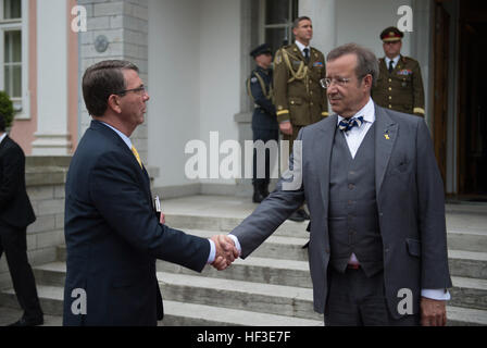 Il Segretario della Difesa Ash Carter scuote le mani con il presidente estone Toomas Hendrik Ilves come egli si diparte la Kadriorg palazzo presidenziale a Tallinn, Estonia, dopo un incontro con il Presidente per discutere di questioni di reciproco interesse Giugno 23, 2015. Segretario Carter è in viaggio in Europa per tenere riunioni bilaterali e multilaterali con la difesa europea di ministri e di partecipare alla sua prima ministeriale NATO come Segretario della Difesa. (Foto di Master Sgt. Adrian Cadiz/RILASCIATO) Segretario della Difesa visite Estonia 150623-D-DT527-381 Foto Stock