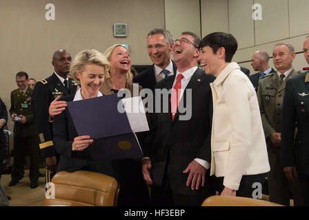 Il segretario della difesa Ash Carter condivide un momento di luce con il Ministro tedesco della difesa, Ursula von der Leyen (sinistra), Paesi Bassi Il ministro della Difesa di Jeanine Hennis-Plasschaert (secondo da sinistra), Jens Stoltenberg Segretario NATO gen. (centro) e norvegesi e il ministro della Difesa Ine Eriksen Søreide (destra) come egli arriva presso la sede della NATO a Bruxelles in Belgio per partecipare alla sua prima ministeriale NATO come segretario alla difesa il 24 giugno 2015. (Foto di Master Sgt. Adrian Cadiz/RILASCIATO) Segretario della Difesa visita la NATO 150624-D-DT527-143 Foto Stock