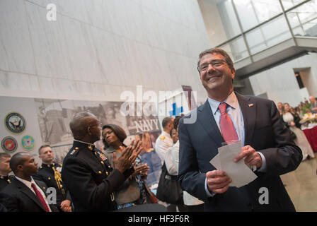 Il Segretario della Difesa Ash Carter si prepara a consegnare commento a donne in servizio militare per l'America Memorial presso il Cimitero Nazionale di Arlington durante un ricevimento prima di partecipare al Marine Corps Tramonto Parade presso il memoriale di Iwo Jima in Arlington, Virginia, Giugno 30, 2015. (Foto di Master Sgt. Adrian Cadice)(rilasciato) Segretario della Difesa assiste il Marine Corps Tramonto Parade presso l'Iwo Jima Memorial 150630-D-DT527-084 Foto Stock