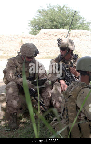 PATROL BASE SHARK, provincia di Helmand, Repubblica Islamica dell'Afghanistan - Caporale Daniel Blesi (destra) va oltre la rotta proiettata per il piede patrol con il suo staff sergente al di fuori della base 27 aprile. Il Tulsa, Okla., nativo è un leader di squadra con società L, 3° Battaglione, 4° Reggimento Marine. Il 22-anno-vecchia Unione Diplomato è al suo secondo la distribuzione in Afghanistan ed è in carica di 14 Marines. Oklahoma Marine serve come modello di ruolo per la squadra 110427-M-PE262-002 Foto Stock