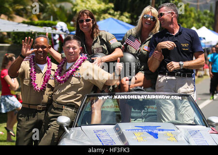 Col. Sean C. Killeen, il comandante della Marine Corps base Hawaii, e Sgt. Il Mag. Gregorio L. Hall, la base sergente maggiore, posano per una foto con i membri della Baia di Kaneohe Air Show promozione equipaggio durante la sessantanovesima annuale di Kailua Independence Day Parade, 4 luglio 2015. La parata include i politici locali e dignitari, militare e il veterano di unità e di comunità e gruppi federale, nonché le bande, tra cui la Royal Hawaiian Band e la Kukui High School Alumni Marching Band. La sfilata ha fornito un'opportunità per persone per festeggiare il Giorno di indipendenza e di mostrare il loro sostegno per il locale di co Foto Stock