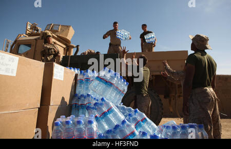 PATROL BASE SHARK, provincia di Helmand, Repubblica Islamica dell'Afghanistan - Marines con 3° Battaglione, 4° Reggimento Marine, gettare una ri-alimentazione di acqua casi off un veicolo da combattimento. La combinata Anti-Armor squadre con l'unità sono approfittando della bassa attività nemico fornendo Marines con cibo, acqua, attrezzature igieniche, generatori di potenza e anche la posta. Anti-Armor rotoli, pattuglie attraverso la provincia di Helmand 110425-M-PE262-002 Foto Stock