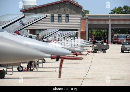 Un U.S. Air Force Airman dal 480th Manutenzione aeromobili unità, 52nd Manutenzione aeromobili squadrone, Spangdahlem Air Base, Germania, guarda in un cockpit di un F-16C Fighting Falcon a Pease Air National Guard Base, N.H., il 6 luglio 2015. Un contingente di Spangdahlem-basato aereo è atterrato a Pease mentre sono in transito per un esercizio di formazione negli Stati Uniti. Il 52 FW supporta il Comandante supremo alleato in Europa con mission-pronto personale e sistemi per la fornitura di aria expeditionary power per la soppressione delle difese aeree nemiche, chiudere il supporto aereo, aria di interdizione del contatore, aria, aria colpiscono il controllo Foto Stock