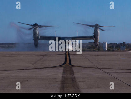 Il colonnello Anthony Bianca, comandante della Marina Gruppo di aeromobili (MAG) 16, taxi sulla linea di volo dopo il suo ultimo MV-22B Osprey volo come MAG-16 comandante a bordo Marine Corps Air Station Miramar, California, 13 luglio. Bianca è slittato a cedere il comando di MAG-16 entro questo mese. (U.S. Marine Corps foto di Sgt. Brian Marion/RILASCIATO) Bianca vola Osprey per l'ultima volta come MAG-16 150713 CO-M-LI810-045 Foto Stock