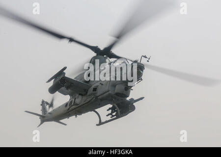 Un elicottero AH-1Z Viper del VMM-161, 15th MEU, decolla dalla USS Anchorage il 14 luglio 2015 come parte delle operazioni di aviazione a sostegno della sicurezza marittima e della cooperazione teatrale nella zona della 5th Fleet degli Stati Uniti. Foto Stock