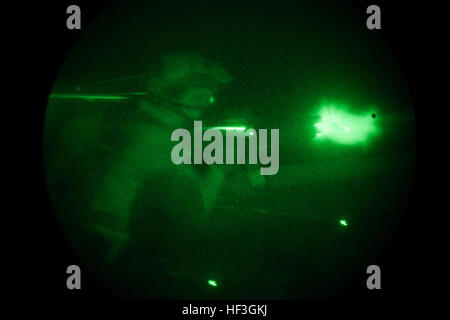 Golfo di Aden (14 luglio 2015) UN U.S. Marine con il quindicesimo Marine Expeditionary Unit marittimo della forza Raid mira al suo bersaglio durante una notte il ponte girare a bordo dell'assalto anfibio nave USS Essex (LHD 2). Tiro di precisione con luce bassa è una capacità critica per il MRF Marines in modo essi sono abili nella notte le condizioni di tempo. Xv MEU è imbarcata sull'Essex anfibio gruppo pronto e viene distribuito per mantenere la sicurezza regionale negli Stati Uniti Quinta Flotta area di operazioni. (U.S. Marine Corps foto di Cpl. Anna Albrecht/RILASCIATO) U.S. Marines eseguire riprese notturne 150714-M-SV584-055 Foto Stock