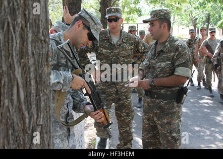 Un piccolo gruppo di Kansas guardie nazionali di assistere e consigliare i soldati con la Chiesa Armena brigata di mantenimento della pace al Zar Mountain Training Center, vicino a Yerevan, Armenia, 27 luglio - 7 Agosto, 2015, in preparazione di una maggiore valutazione della NATO nel settembre 2015. La Combat Readiness Evaluation sarà il culmine di anni di processo che possa certificare l'interoperabilità di rito armeno PKB in sostegno della NATO nelle operazioni di mantenimento della pace. Kansas e l'Armenia hanno collaborato nella Guardia Nazionale Ufficio di presidenza è stato il programma di partenariato dal 2003. (U.S. Esercito nazionale Guard foto di Sgt. Zach Sheely/Re Foto Stock