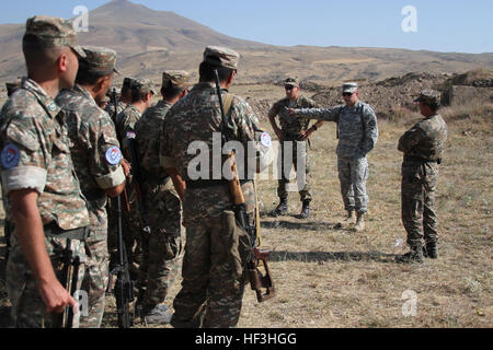 Un piccolo gruppo di Kansas guardie nazionali di assistere e consigliare i soldati con la Chiesa Armena brigata di mantenimento della pace al Zar Mountain Training Center, vicino a Yerevan, Armenia, 27 luglio - 7 Agosto, 2015, in preparazione di una maggiore valutazione della NATO nel settembre 2015. La Combat Readiness Evaluation sarà il culmine di anni di un lungo processo che possa certificare l'interoperabilità di rito armeno PKB in sostegno della NATO nelle operazioni di mantenimento della pace. Kansas e l'Armenia hanno collaborato nella Guardia Nazionale Ufficio di presidenza è stato il programma di partenariato dal 2003. (U.S. Esercito nazionale Guard foto di Sgt. Zach Sheely/rele Foto Stock