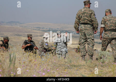 Un piccolo gruppo di Kansas guardie nazionali di assistere e consigliare i soldati con la Chiesa Armena brigata di mantenimento della pace al Zar Mountain Training Center, vicino a Yerevan, Armenia, 27 luglio - 7 Agosto, 2015, in preparazione di una maggiore valutazione della NATO nel settembre 2015. La Combat Readiness Evaluation sarà il culmine di anni di un lungo processo che possa certificare l'interoperabilità di rito armeno PKB in sostegno della NATO nelle operazioni di mantenimento della pace. Kansas e l'Armenia hanno collaborato nella Guardia Nazionale Ufficio di presidenza è stato il programma di partenariato dal 2003. (U.S. Esercito nazionale Guard foto di Sgt. Zach Sheely/rele Foto Stock