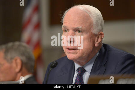 Presidente del il Comitato delle Forze Armate del Senato Sen. John McCain domande Segretario della Difesa di cenere sul carter il recentemente negoziato nucleare Iran trattare durante la testimonianza prima che il comitato delle forze armate del senato a Washington, 29 luglio 2015. Carter era unita dal Segretario di Stato John Kerry, Presidente del Comune di capi di Stato Maggiore gen. Martin Dempsey e segretario dell'energia Ernest Moniz. (DoD Foto di Glenn Fawcett /rilasciato) Segretario della Difesa di cenere testimonia Carter prima che il comitato delle forze armate del senato 150729-D-NI589-133 Foto Stock