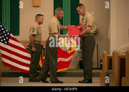 Centro di combattimento comandante generale, il Mag. Gen. Lewis A. Craparotta e Sgt. Il Mag. Karl Villalino, installazione sergente maggiore, Marine Corps Air Ground Centro di combattimento, conferire premi e certificati a Col John E. Kasperski, assistente capo del personale G-4, Marine Air Ground Task Force comando di formazione, durante la sua cerimonia di pensionamento presso la cappella protestante, 31 luglio 2015. Kasperski si è aggiudicato la legione di merito per 29 anni di servizio distinto. (Gazzetta Marine Corps foto di PFC. Levi Schultz/RILASCIATO) Fullbird si ritira le sue ali 150731-M-PS017-041 Foto Stock