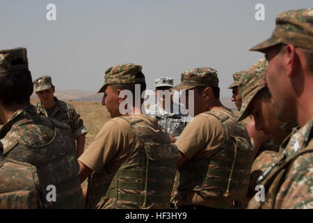 Un piccolo gruppo di Kansas guardie nazionali di assistere e consigliare i soldati con la Chiesa Armena brigata di mantenimento della pace al Zar Mountain Training Center, vicino a Yerevan, Armenia, 27 luglio - 7 Agosto, 2015, in preparazione di una maggiore valutazione della NATO nel settembre 2015. La Combat Readiness Evaluation sarà il culmine di anni di un lungo processo che possa certificare l'interoperabilità di rito armeno PKB in sostegno della NATO nelle operazioni di mantenimento della pace. Kansas e l'Armenia hanno collaborato nella Guardia Nazionale Ufficio di presidenza è stato il programma di partenariato dal 2003. (U.S. Esercito nazionale Guard foto di Sgt. Zach Sheely/rele Foto Stock