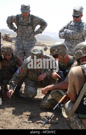 Un piccolo gruppo di Kansas guardie nazionali di assistere e consigliare i soldati con la Chiesa Armena brigata di mantenimento della pace al Zar Mountain Training Center, vicino a Yerevan, Armenia, 27 luglio - 7 Agosto, 2015, in preparazione di una maggiore valutazione della NATO nel settembre 2015. La Combat Readiness Evaluation sarà il culmine di anni di un lungo processo che possa certificare l'interoperabilità di rito armeno PKB in sostegno della NATO nelle operazioni di mantenimento della pace. Kansas e l'Armenia hanno collaborato nella Guardia Nazionale Ufficio di presidenza è stato il programma di partenariato dal 2003. (U.S. Esercito nazionale Guard foto di Sgt. Zach Sheely/rele Foto Stock