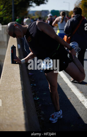 Herman Cruz, un 38-anno-vecchio Alexandria, Virginia native, si ferma al tratto durante il XXXIV Marine Corps Marathon ott. 25. Quasi 21.000 corridori attraversata la linea di partenza in questo anni Marine Corps Marathon. La 26.2 miglia race ha preso i partecipanti su un journy attraverso le strade di Arlington, Virginia e Washington, D.C., culmenating con una finitura al Marine Corps War Memorial. (Gazzetta Marine Corps foto di Cpl. Scott Schmidt/RILASCIATO) 091025-M-1318S-2477 (4044876598) Foto Stock