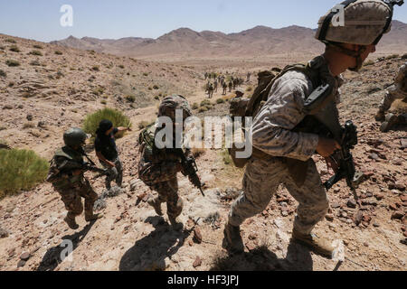 Stati Uniti 5TH FLOTTA AREA DI OPERAZIONI (Agosto 25, 2015) DEGLI STATI UNITI Marines con India Company, Battaglione Team di atterraggio 3° Battaglione, 1° Reggimento Marine, xv Marine Expeditionary Unit, treno con soldati Giordani durante un bi-laterale evoluzione di formazione. Xv MEU è distribuito in tutta l'U.S. Quinta Flotta area di responsabilità per mantenere la sicurezza regionale. (U.S. Marine Corps foto di Sgt. Jamean Berry/RILASCIATO) XV MEU Marines in treno in U.S. Quinta Flotta Area di operazioni 150825-M-GC438-042 Foto Stock