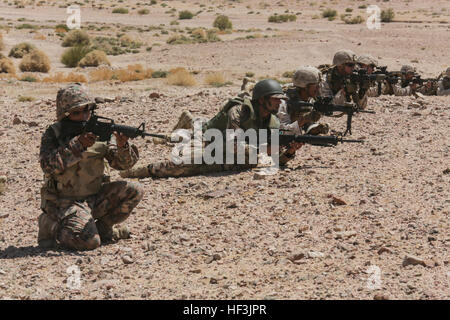 Stati Uniti 5TH FLOTTA AREA DI OPERAZIONI (Agosto 25, 2015) soldati Giordani treno a fianco degli Stati Uniti Marines con India Company, Battaglione Team di atterraggio 3° Battaglione, 1° Reggimento Marine, xv Marine Expeditionary Unit, durante un accordo bilaterale in materia di esercizio. Xv MEU è distribuito in tutta l'U.S. Quinta Flotta area di operazioni area di responsabilità per mantenere la sicurezza regionale. (U.S. Marine Corps foto di Sgt. Jamean Berry/RILASCIATO) XV MEU Marines in treno in U.S. Quinta Flotta Area di operazioni 150825-M-GC438-117 Foto Stock