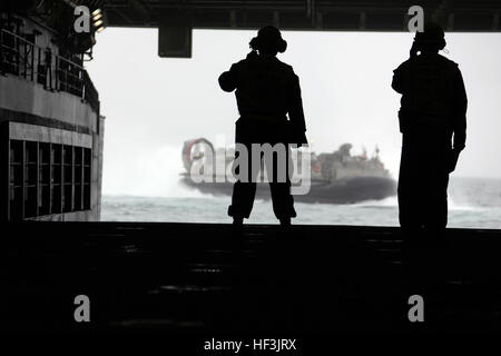 Due Marines da combattimento Cargo, USS New York attendere come una Landing Craft Air ammortizzata imbarca la nave al largo delle coste Marine Corps base Camp Lejeune, N.C., Ottobre 30, 2009. A bordo della nave sono Marines da diverse unità che si sono fuse per formare Special Purpose Marine Air Ground Task Force 26 per la nave la messa in opera di New York, nov. 7. (Gazzetta USMC Foto di Lance Cpl. Tommy Bellegarde) (rilasciato) 20091030-M-5645B-347 (4068774506) Foto Stock