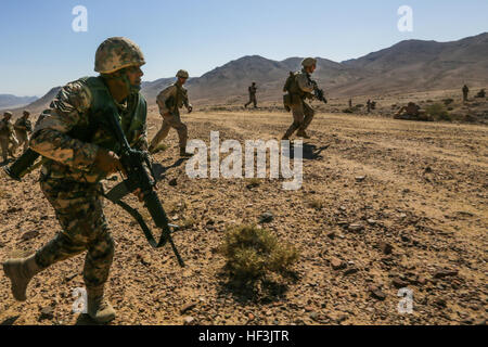 Stati Uniti 5TH FLOTTA AREA DI OPERAZIONI (Agosto 26, 2015) DEGLI STATI UNITI Marines con India Company, Battaglione Team di atterraggio 3° Battaglione, 1° Reggimento Marine, xv Marine Expeditionary Unit, buddy-rush al fianco di soldati Giordani durante una formazione bilaterale evoluzione. Xv MEU è distribuito in tutta l'U.S. Quinta Flotta area di operazioni per mantenere la sicurezza regionale. (U.S. Marine Corps foto di Sgt. Jamean Berry/RILASCIATO) XV MEU Marines in treno in U.S. Quinta Flotta area di operazioni 150826-M-GC438-479 Foto Stock