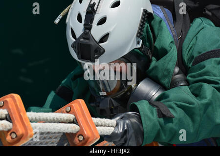 Army Sgt. Alfonso Anaya, 9 civili del Team di supporto, indagine membro del team, California la Guardia Nazionale si arrampica a la scala di Giacobbe a bordo della SS Lane Vittoria, nel porto di Los Angeles, durante una formazione congiunta esercitare il Agosto 27, 2015. L'esercizio congiunto è stata condotta con il 91CST, Arizona Guardia Nazionale, la Guardia Costiera e il Los Angeles la polizia portuale per consentire gli enti locali e le agenzie federali di allenarsi insieme per il rilevamento e la mitigazione delle minacce in un ambiente marittimo. (US Army foto dal personale dell'esercito Sgt. Monette Wesolek, Arizona Guardia Nazionale Ufficio per gli affari pubblici) civile ai team di supporto vengono toget Foto Stock