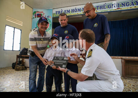 DA NANG, Vietnam (Agosto 27, 2015) Capt. Chris Engdahl, il comandante della missione di partenariato Pacifico 2015, dà una placca per bambini e facoltà di Città della speranza, a bambini svantaggiati del centro, durante il partenariato del Pacifico 2015. Seabees con anfibio battaglione di costruzione di uno e gli avieri con 554th cavallo rosso squadrone completato i lavori di ristrutturazione presso il centro come parte del PP15. La nave ospedale USNS misericordia (T-AH 19) è attualmente in Vietnam per la sua quarta missione porta del Partenariato del Pacifico. Pacific Partnership è nella sua decima iterazione ed è il più grande annuale multilaterale di assistenza umanitaria e Foto Stock