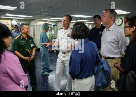 DA NANG, Vietnam (Agosto 27, 2015) - Capt. Chris Engdahl, il comandante della missione di partenariato Pacifico 2015, spiega le funzionalità del reparto di chirurgia a bordo della nave ospedale USNS misericordia (T-AH 19). La misericordia è attualmente in Vietnam per la sua quarta missione porto di PP15. Pacific Partnership è nella sua decima iterazione ed è il più grande annuale multilaterale di assistenza umanitaria e di soccorso in caso di catastrofe preparazione missione condotta nel Indo-Asia-regione del Pacifico. Mentre la formazione per le condizioni di crisi, Pacific Partnership missioni in data hanno fornito il mondo reale di cure mediche a circa 270.000 pat Foto Stock