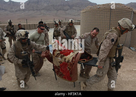 Stati Uniti Marines e marinai con India Company, 3° Battaglione, 4° Reggimento Marine trasporti un ferito ragazzo afghano per le cure mediche a inoltrare una base operativa Golestan nella provincia di Helmand in Afghanistan nov. 1, 2009. Il ragazzo caduto da un'altezza sconosciuta ed era in condizioni critiche. (DoD foto di Lance Cpl. Il Ciad J. Pulliam, U.S. Marine Corps/RILASCIATO) 091101-M-8774P-017 (4074862159) Foto Stock