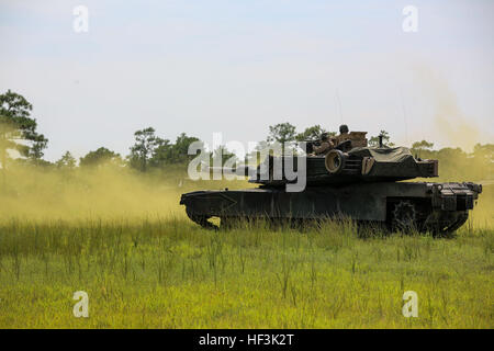 Marines con Alfa Company, 2° battaglione del serbatoio, roll attraverso il fumo per soddisfare Marines con Golf Company, 2° Battaglione, 2° Reggimento Marine, durante un esercizio integrato alla zona di atterraggio Dodo, Camp Lejeune, N.C., Sett. 2, 2015. Lo scopo dell'esercizio era di consentire fanteria di marina e di petroliere a lavorare insieme. (U.S. Marine Corps foto di Cpl. Paul S. Martinez/RILASCIATO) "signori della guerra", 2a serbatoi, culminano la potenza di fuoco nel campo esercizio 150902-M-ZM882-222 Foto Stock