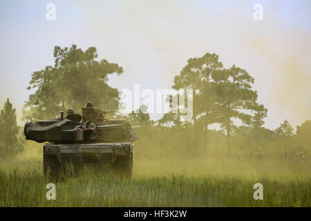 Marines con Alfa Company, 2° battaglione del serbatoio, roll attraverso il fumo per soddisfare Marines con Golf Company, 2° Battaglione, 2° Reggimento Marine, durante un esercizio integrato alla zona di atterraggio Dodo, Camp Lejeune, N.C., Sett. 2, 2015. Lo scopo dell'esercizio era di consentire fanteria di marina e di petroliere a lavorare insieme. (U.S. Marine Corps foto di Cpl. Paul S. Martinez/RILASCIATO) "signori della guerra", 2a serbatoi, culminano la potenza di fuoco nel campo esercizio 150902-M-ZM882-227 Foto Stock