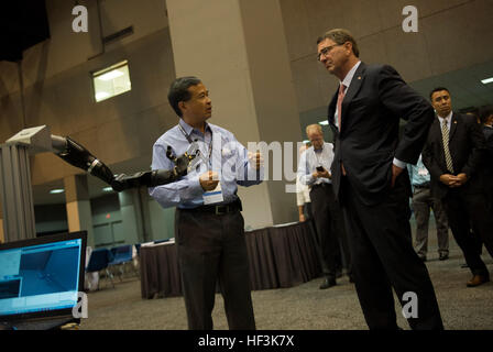 Il Segretario della Difesa Ash Carter è informato sull'arto robotico esporre alla Defense Advanced Research Projects Agency "Attendere, che cosa?" La tecnologia del futuro forum in America Convention Center Complex di San Louis, Mo., Sett. 9, 2015. (Foto di Senior Master Sgt. Adrian Cadice)(rilasciato) Segretario della Difesa visite St. Louis 150909-D-DT527-648 Foto Stock