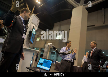 Il Segretario della Difesa Ash Carter è informato sull'arto robotico esporre alla Defense Advanced Research Projects Agency "Attendere, che cosa?" La tecnologia del futuro forum in America Convention Center Complex di San Louis, Mo., Sett. 9, 2015. (Foto di Senior Master Sgt. Adrian Cadice)(rilasciato) Segretario della Difesa visite St. Louis 150909-D-DT527-651 Foto Stock