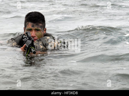 New York Army National Guard Spc. Anthony Jiordano, un fante assegnato alla truppa C, 2° Stormo, 101st reggimento di cavalleria, serve come uno dei suoi del team scout nuotatori durante un esercizio in Buffalo sett. 13. La formazione richiesta scout nuotatori a nuotare a riva per individuare una zona di atterraggio e di fornire la sicurezza mentre il resto del team approda. (US Army National Guard Foto di Spc. Alexander rettore) New York National Guard per condurre la formazione dello zodiaco 150913-Z-EL858-155 Foto Stock